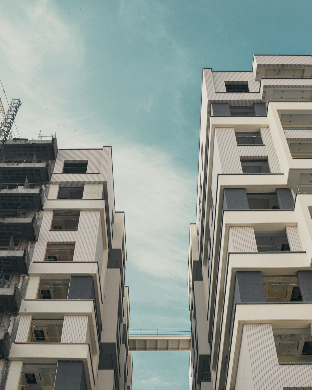 modern-buildings-connected-by-a-sky-bridge-xicqspfydq4